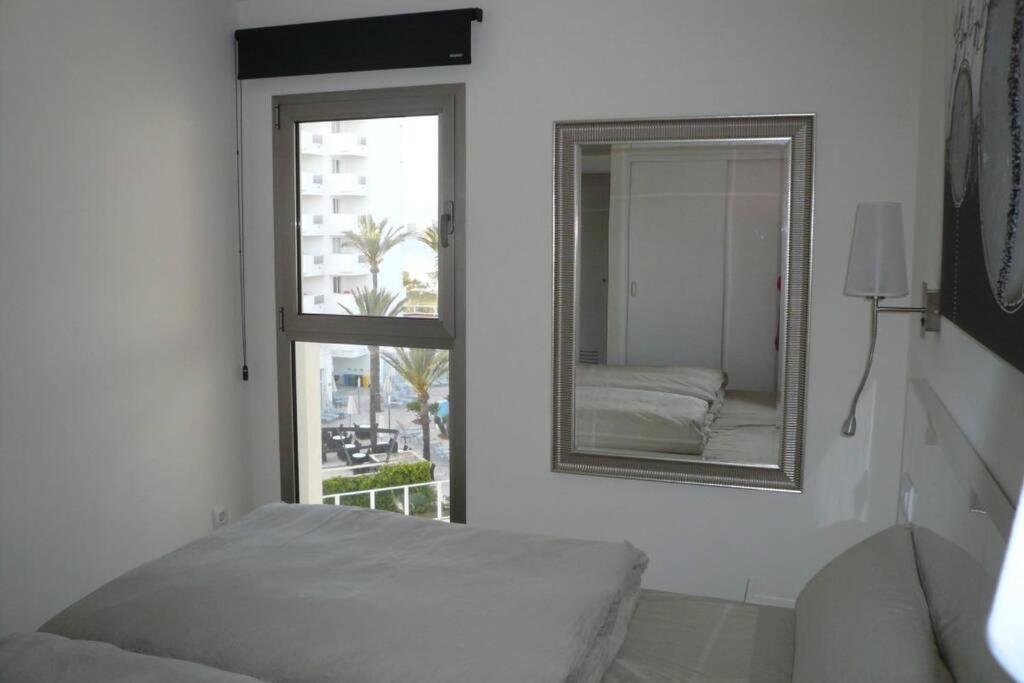 Modern Apartment With Stunning Sea View กาลามิยอร์ ภายนอก รูปภาพ