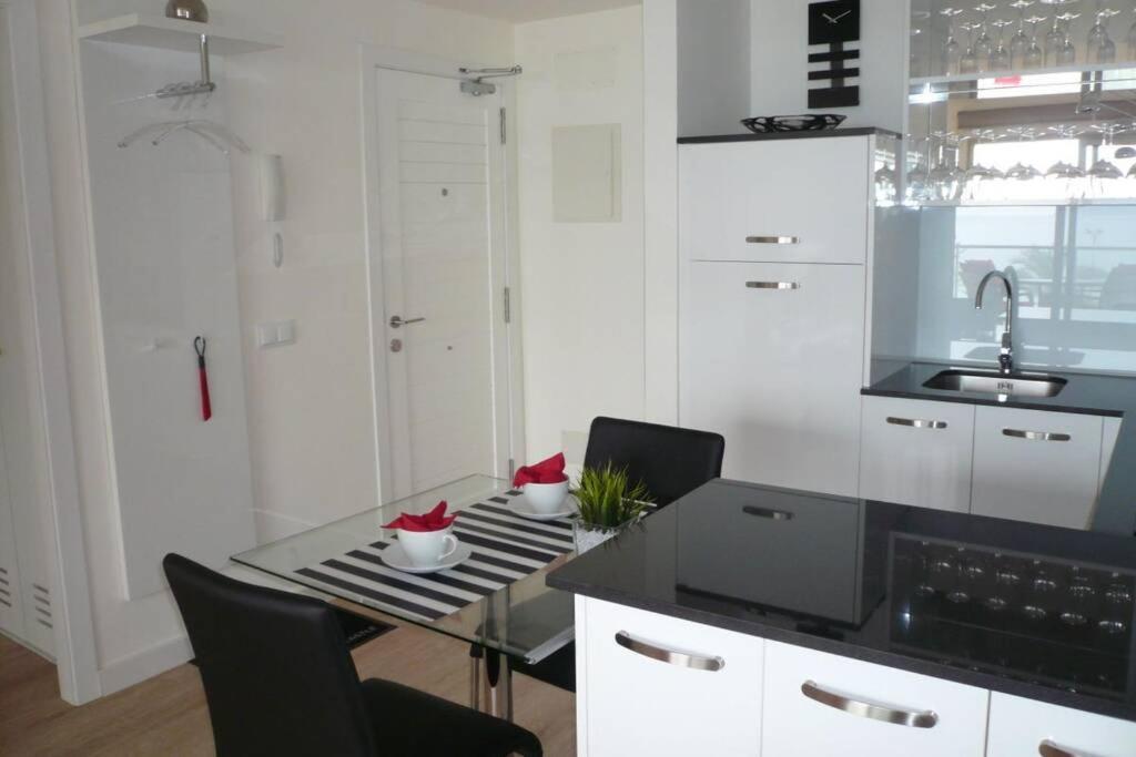 Modern Apartment With Stunning Sea View กาลามิยอร์ ภายนอก รูปภาพ