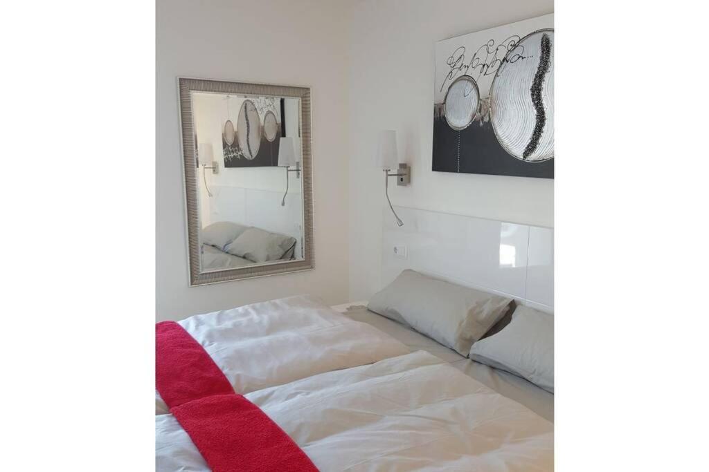 Modern Apartment With Stunning Sea View กาลามิยอร์ ภายนอก รูปภาพ