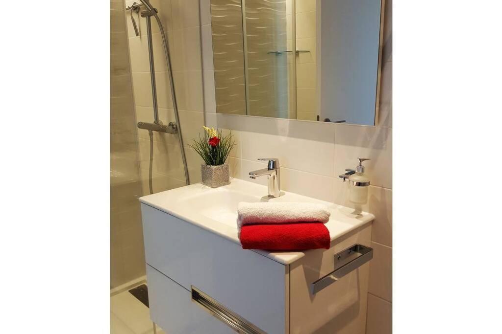 Modern Apartment With Stunning Sea View กาลามิยอร์ ภายนอก รูปภาพ